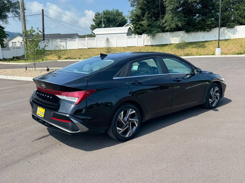 Used 2025 Black Hyundai SEL Convenience image 4