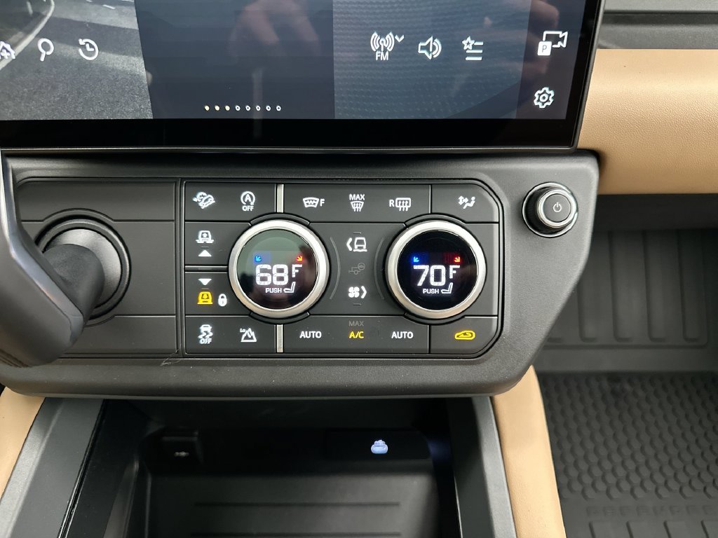 New 2026 Santorini Black Metallic Land Rover S image 13