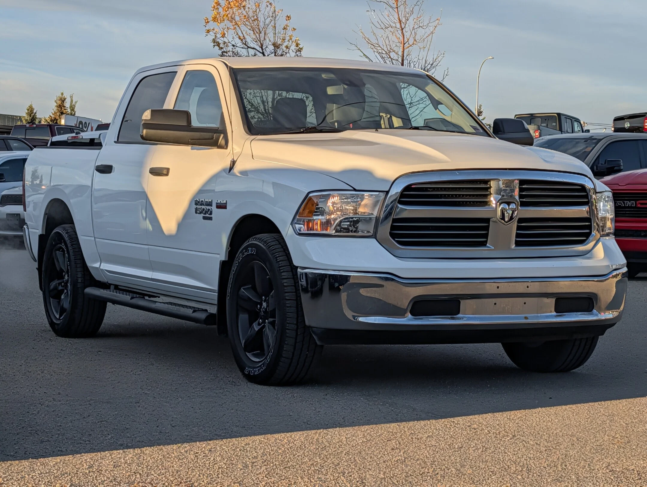 Used 2023 White RAM SLT - Trailerin Pkg - 5.7L HEMI - LOW KMS - P - SLT 4x4 Crew Cab 57 Box image 2