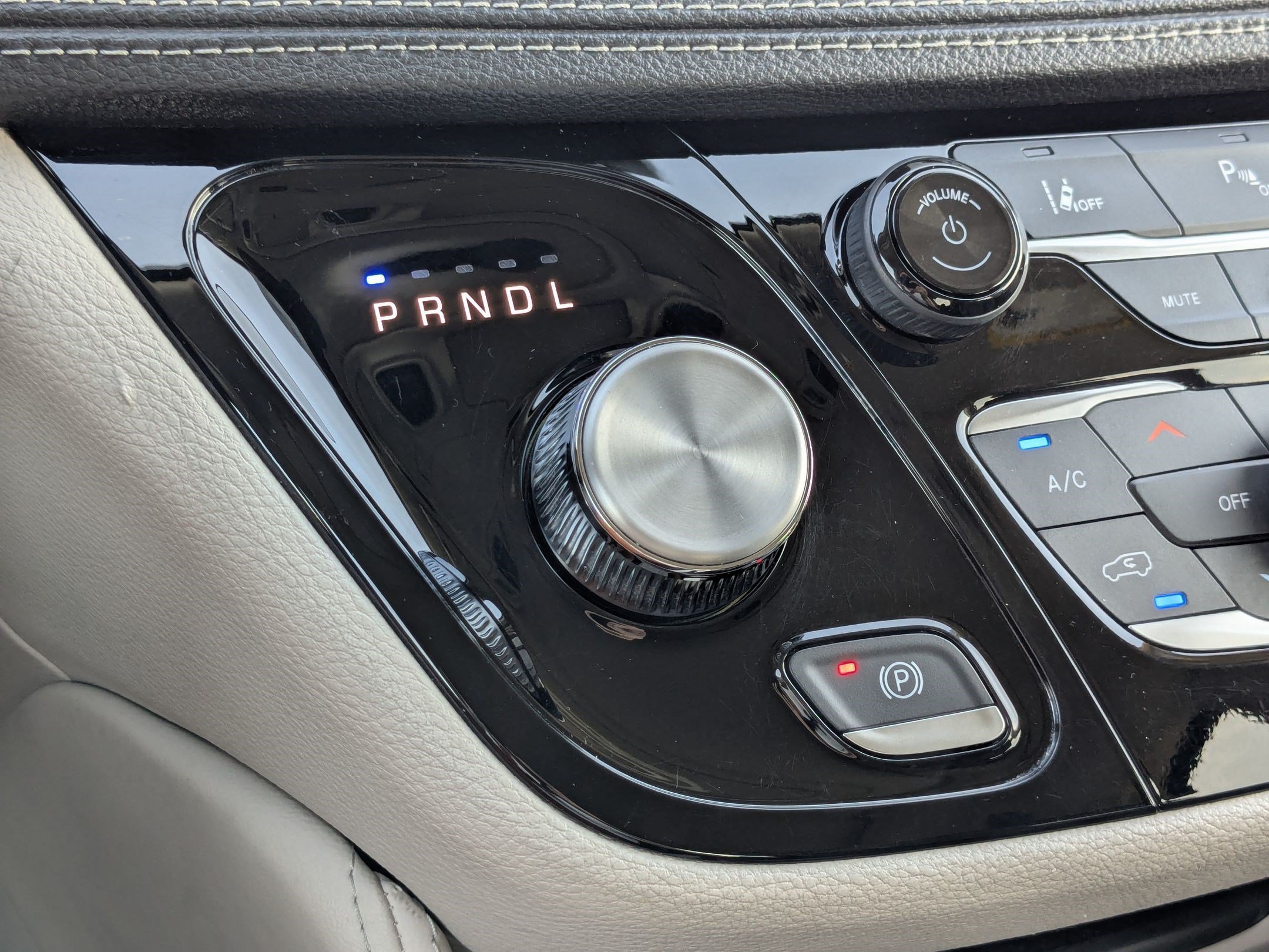 Used 2023 Brilliant Black Crystal Pearlcoat Chrysler Hybrid Limited image 28