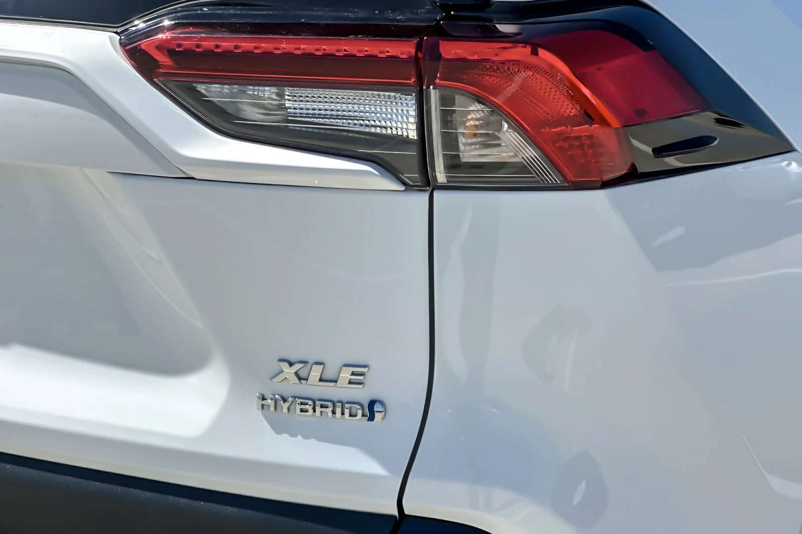 Certified Used 2021 Super White Toyota Hybrid XLE image 26