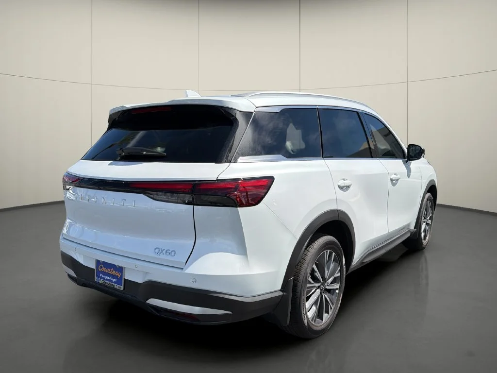 New 2027 RADIANT WHITE INFINITI Luxe FWD image 7