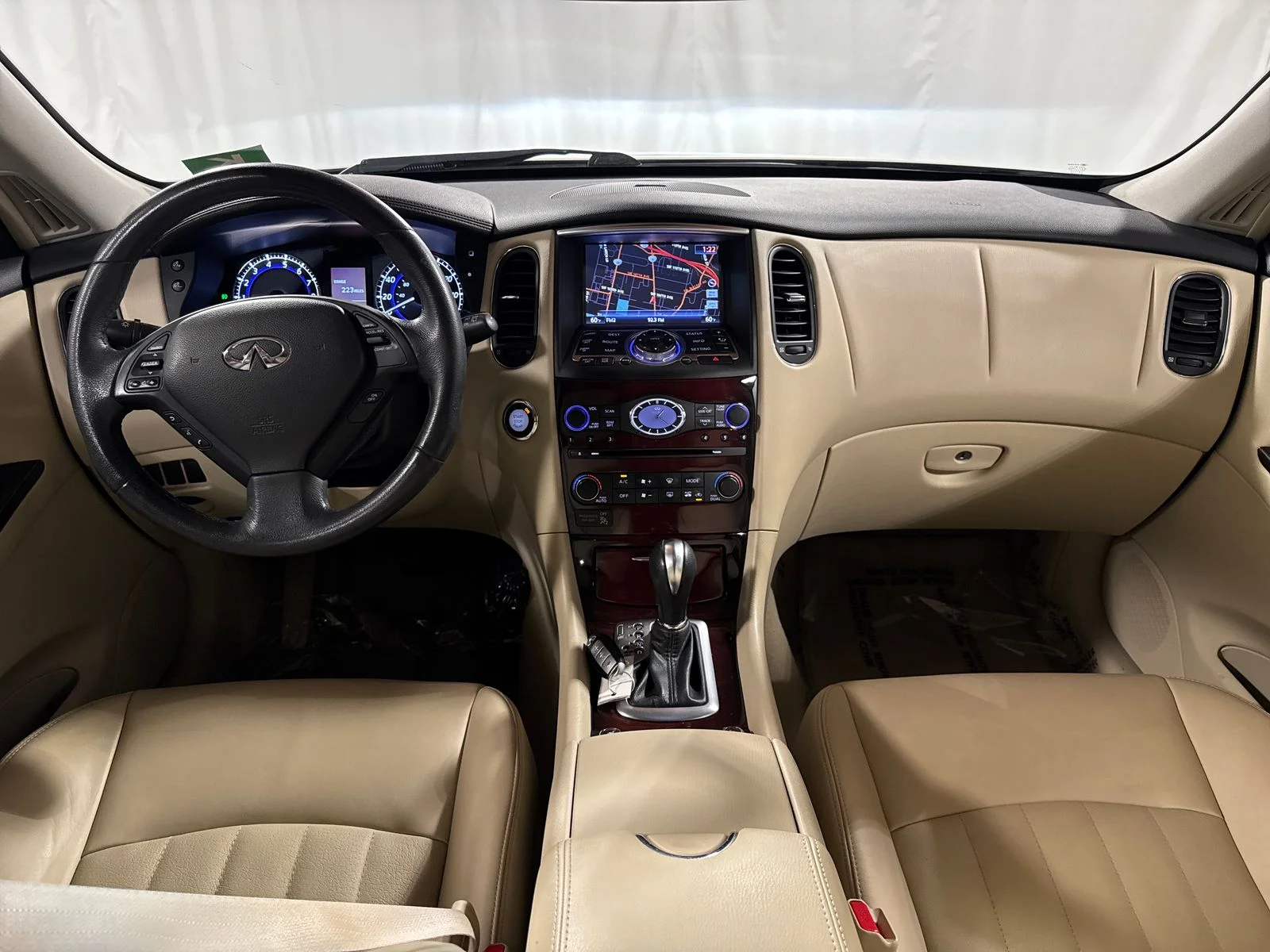 Used 2017 White INFINITI Base image 4
