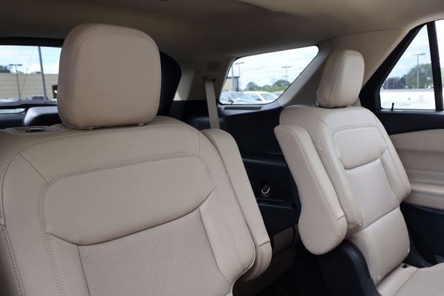 Used 2021 White Metallic Ford Limited image 17