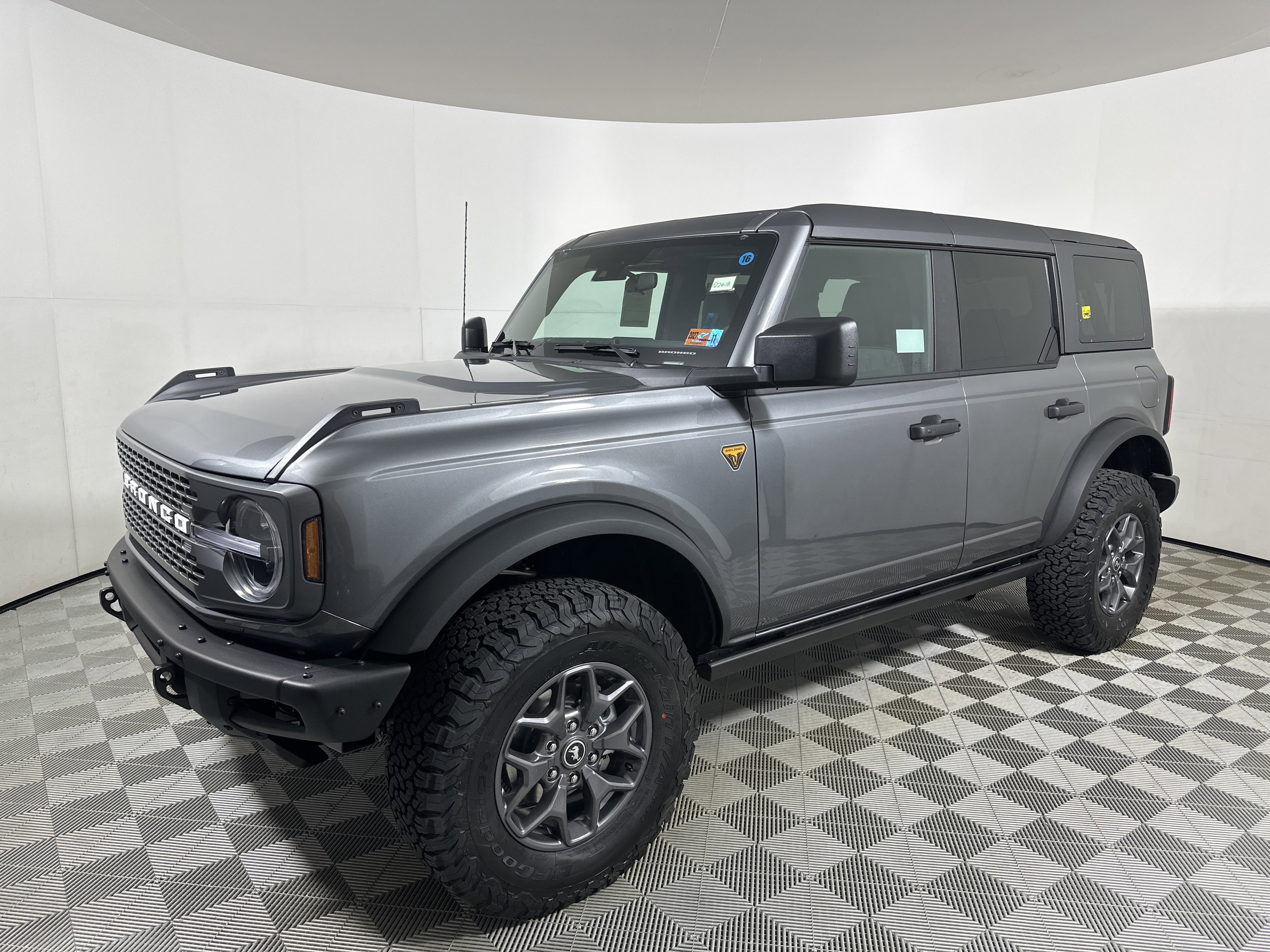 New 2025 CARBONIZED GRAY MET Ford Badlands image 3