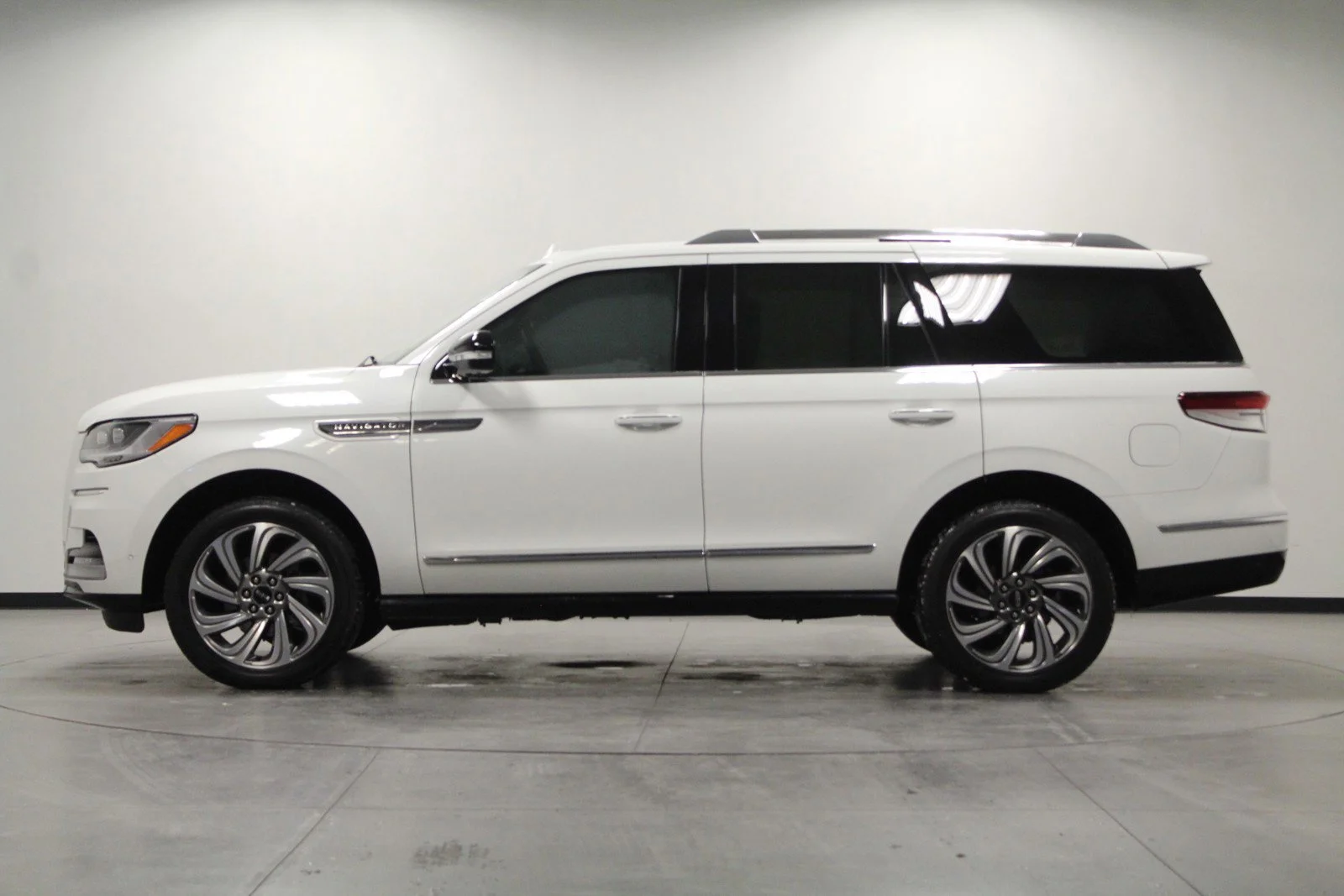 Used 2022 Pristine White Metallic Tri-Coat Lincoln Reserve image 7