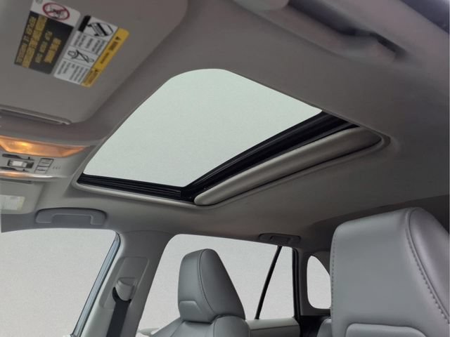Used 2021  Toyota XLE Premium image 22