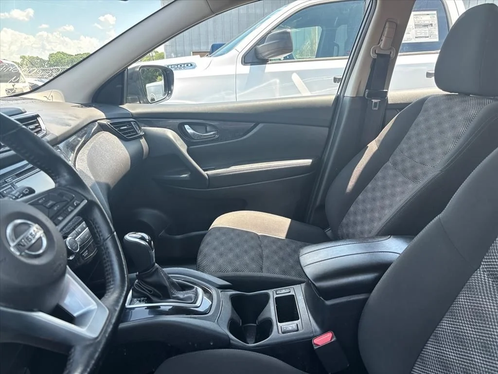Used 2022 Gray Nissan SV image 17