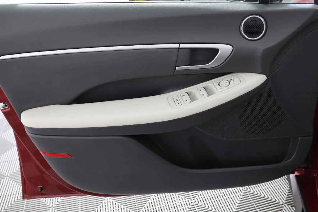 Used 2025 Red Hyundai SEL image 24
