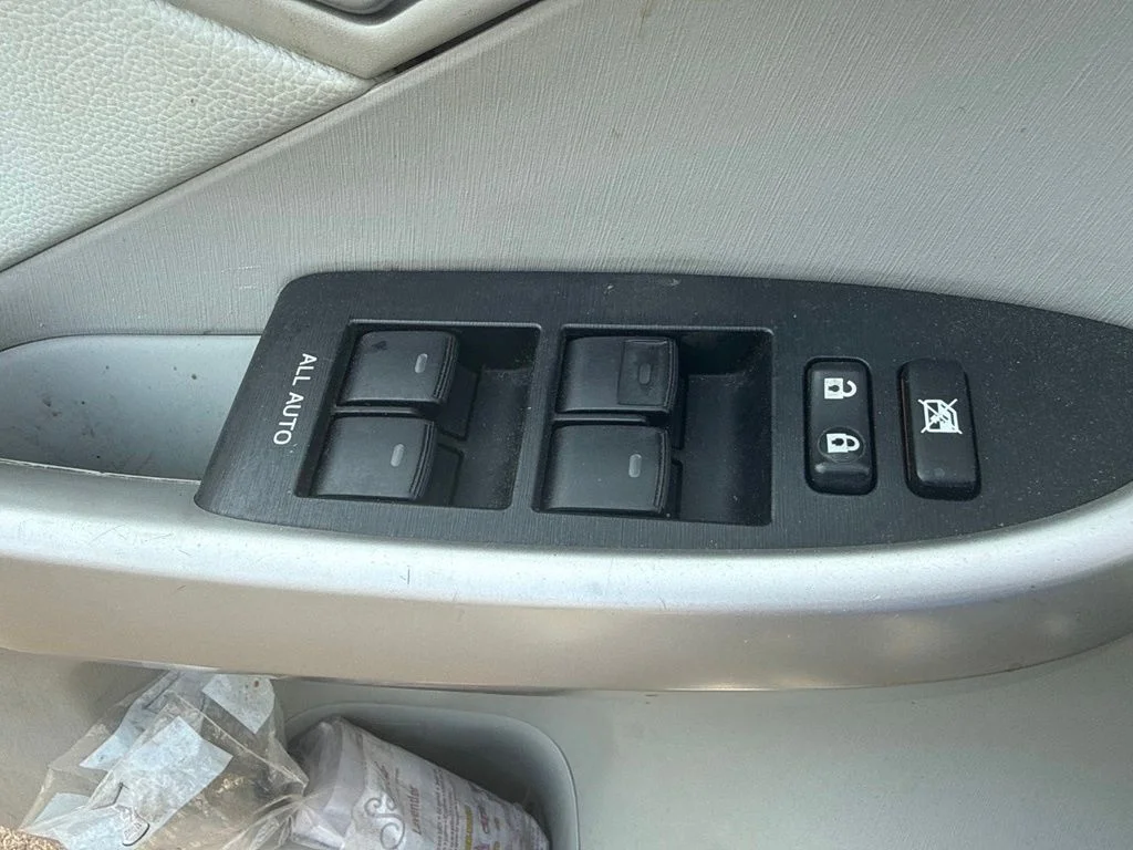 Used 2015 Silver Toyota Three image 7