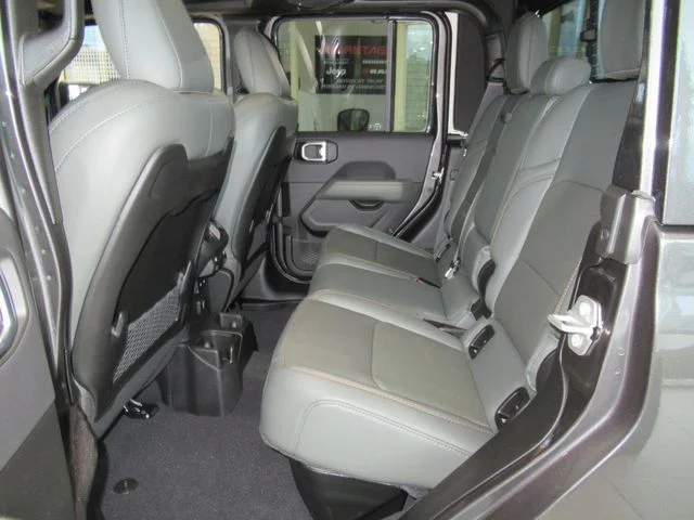 New 2026 Granite Crystal Metallic Clear-Coat Exterior Paint Jeep Mojave X image 18