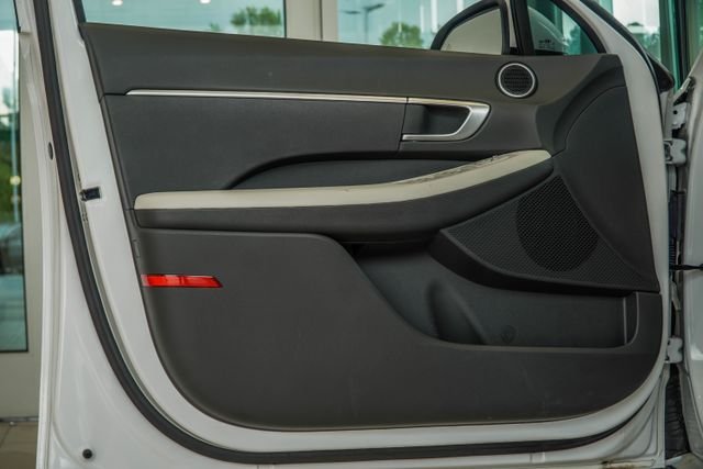 Certified Used 2025 White Hyundai SE image 33