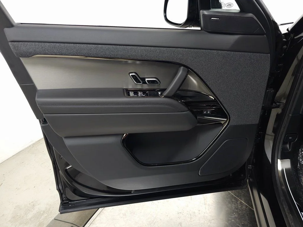 New 2026 Santorini Black Land Rover SE image 13