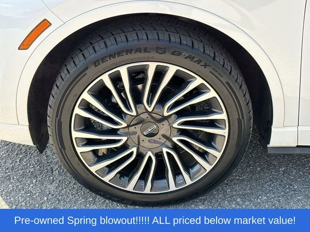 Used 2022 White Lincoln Standard image 13
