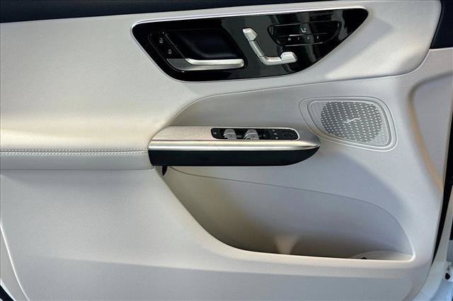 New 2026 Polar White Mercedes-Benz GLC 300 image 45