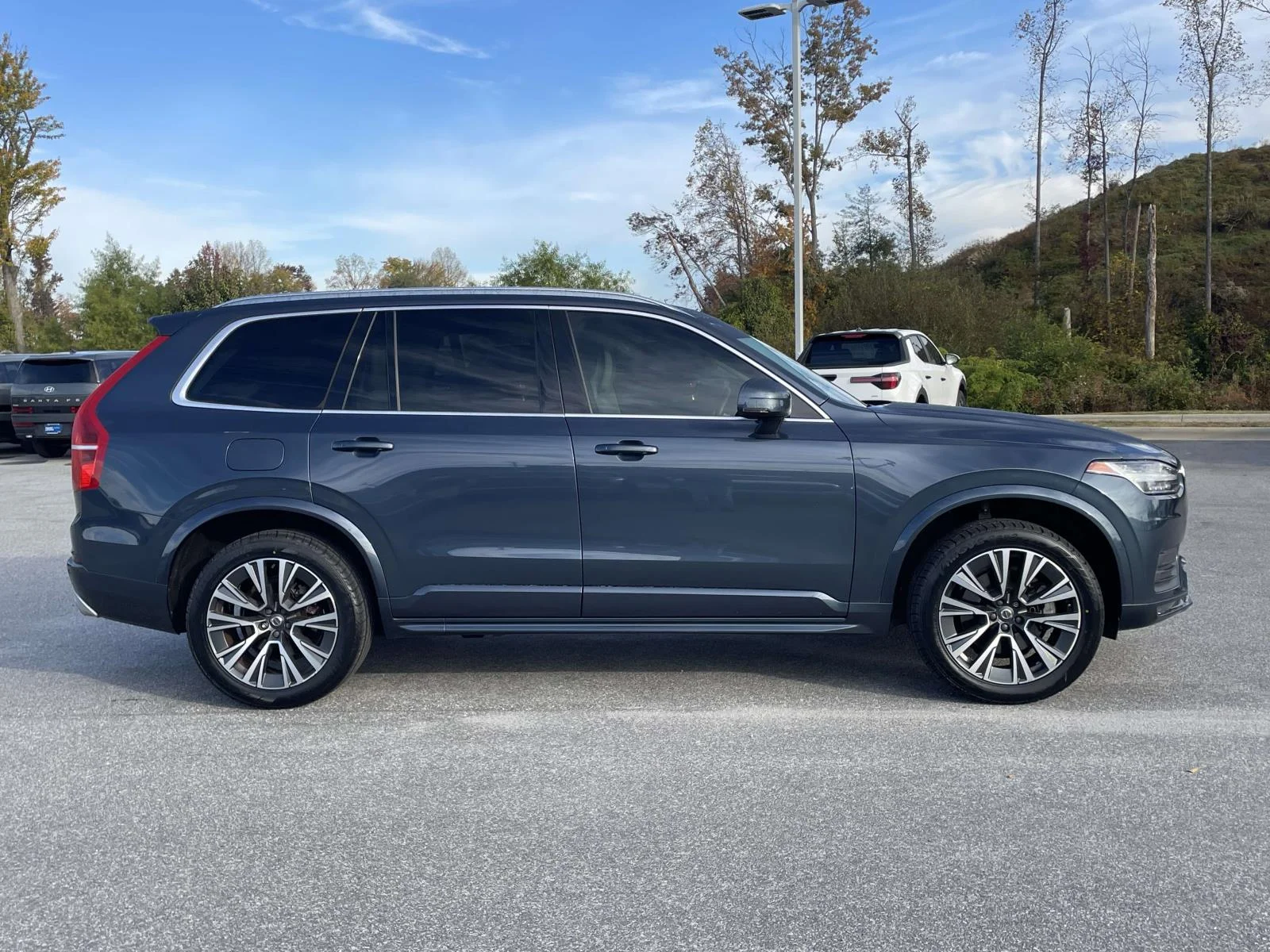 Used 2020 Denim Blue Metallic Volvo Momentum image 29