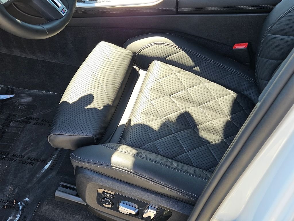 Certified Used 2025 Alpine White BMW M60i image 40