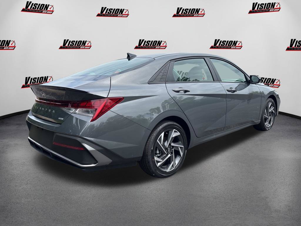 Used 2025 Gray Hyundai SEL Sport image 5
