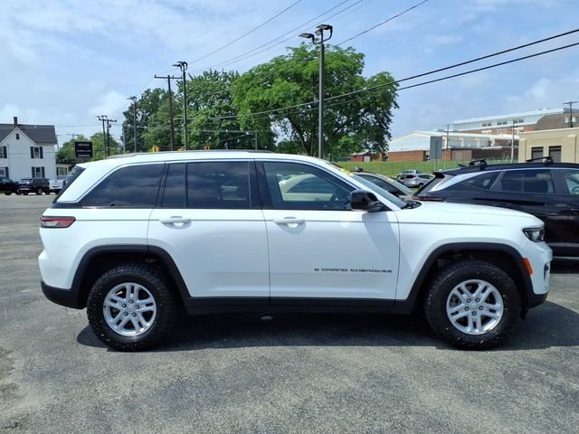 Used 2023 White Jeep Laredo image 3