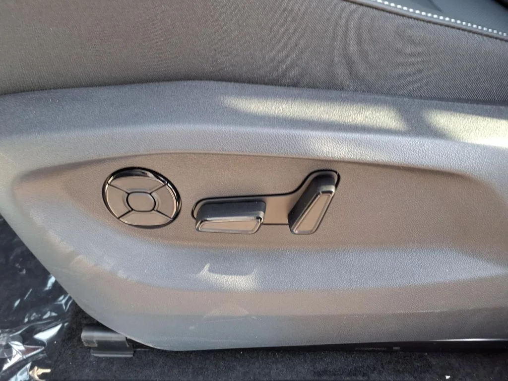 New 2026 Pure White Volkswagen 2.0T SE image 9