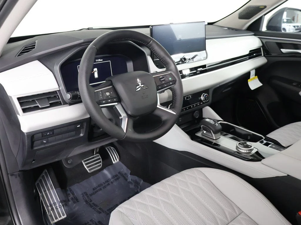 2025 Mitsubishi Outlander SEL Platinum Edition - Photo 34