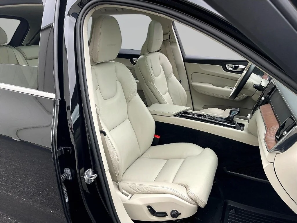 Used 2019 Onyx Black Metallic Volvo T6 Inscription image 28