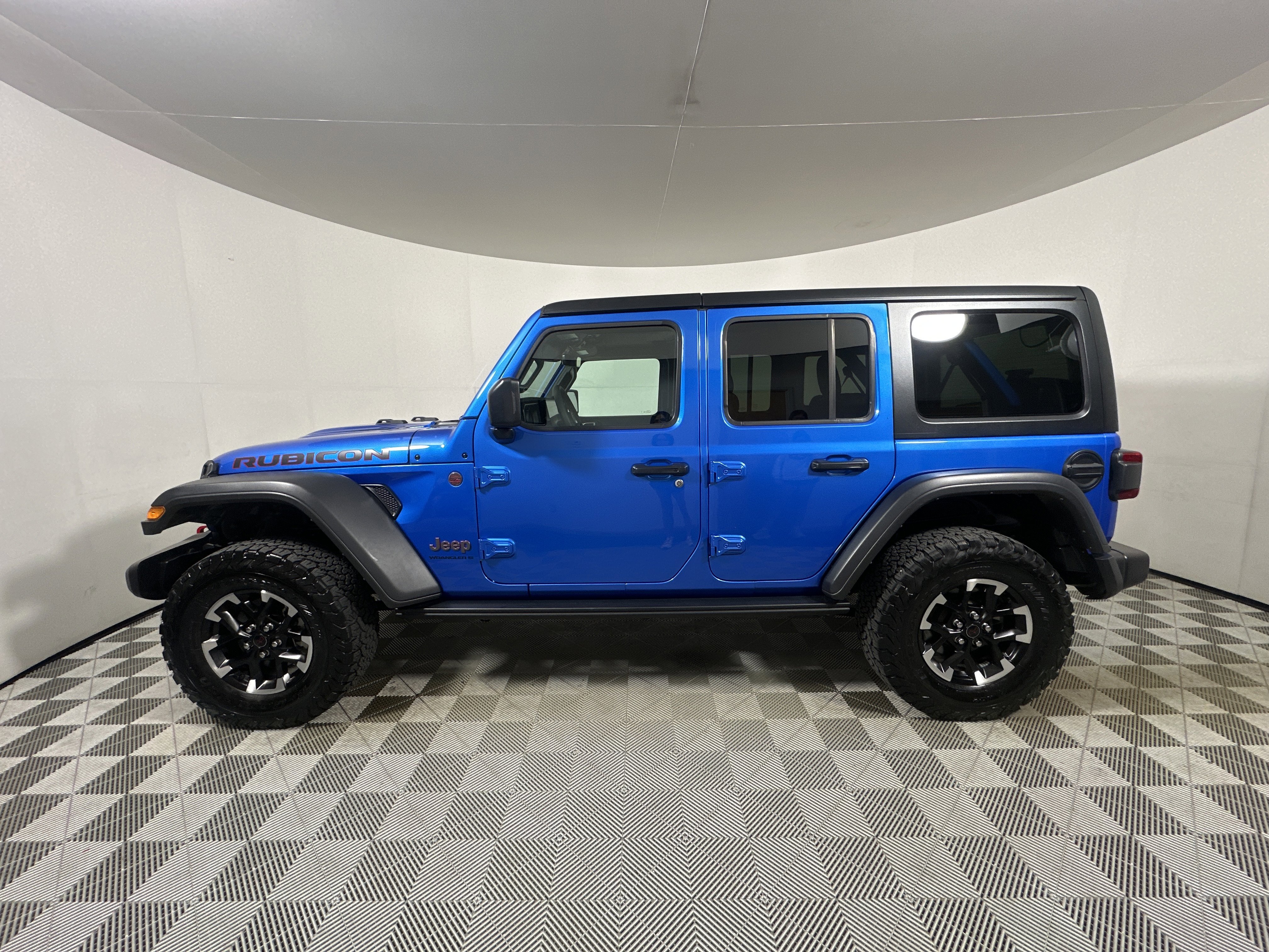 Used 2025 Hydro Blue Pearlcoat Jeep Rubicon image 4