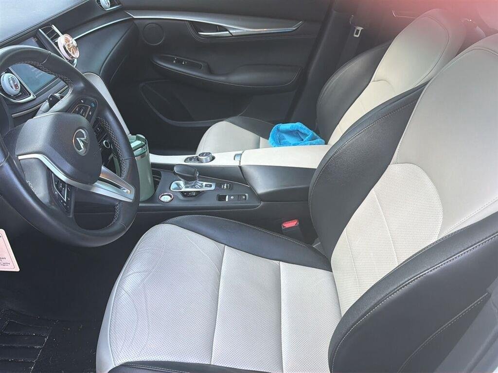 Used 2023 Majestic White INFINITI LUXE image 5