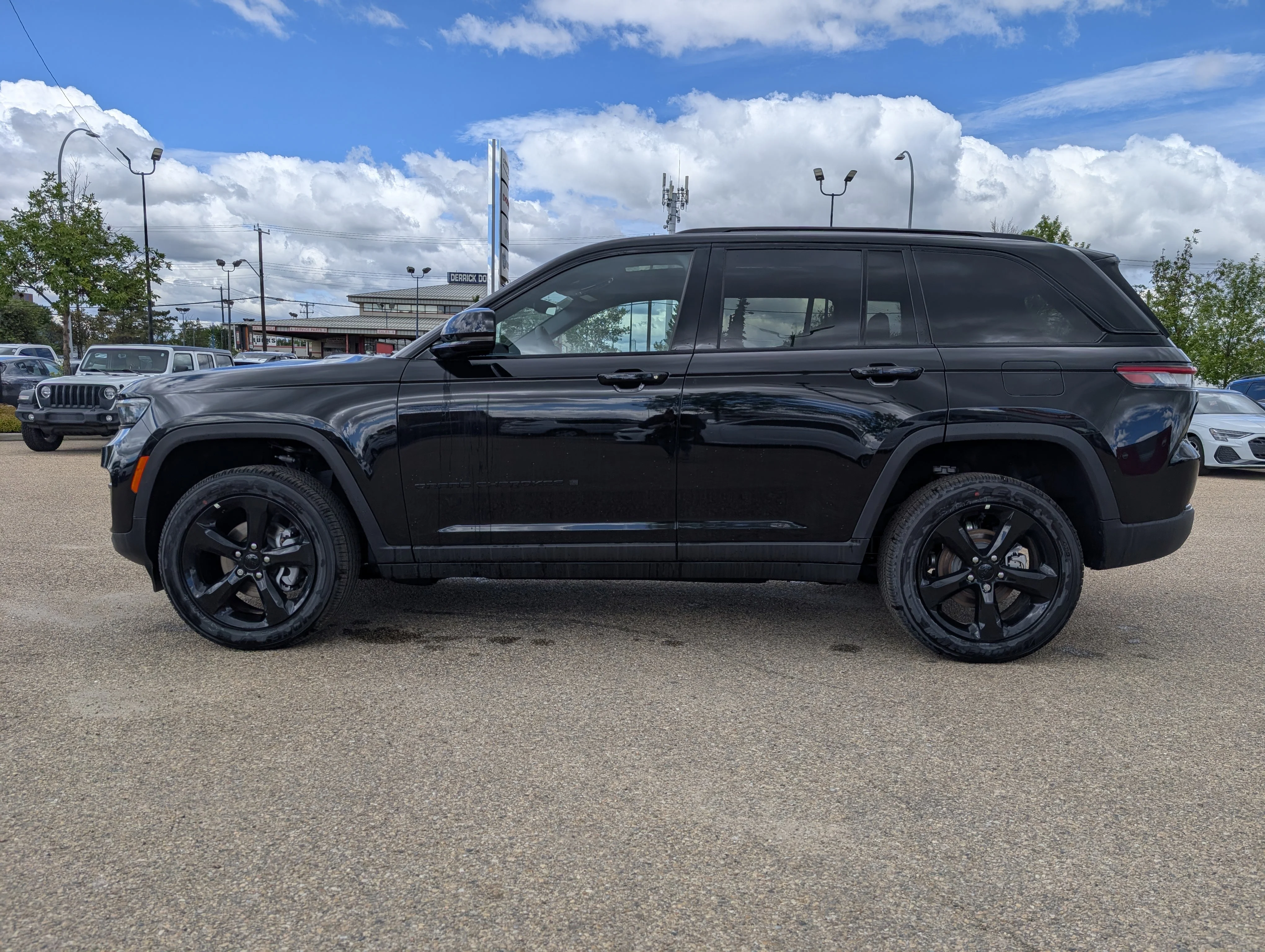 New 2025 Diamond Black Crystal Pearl Jeep Altitude image 3