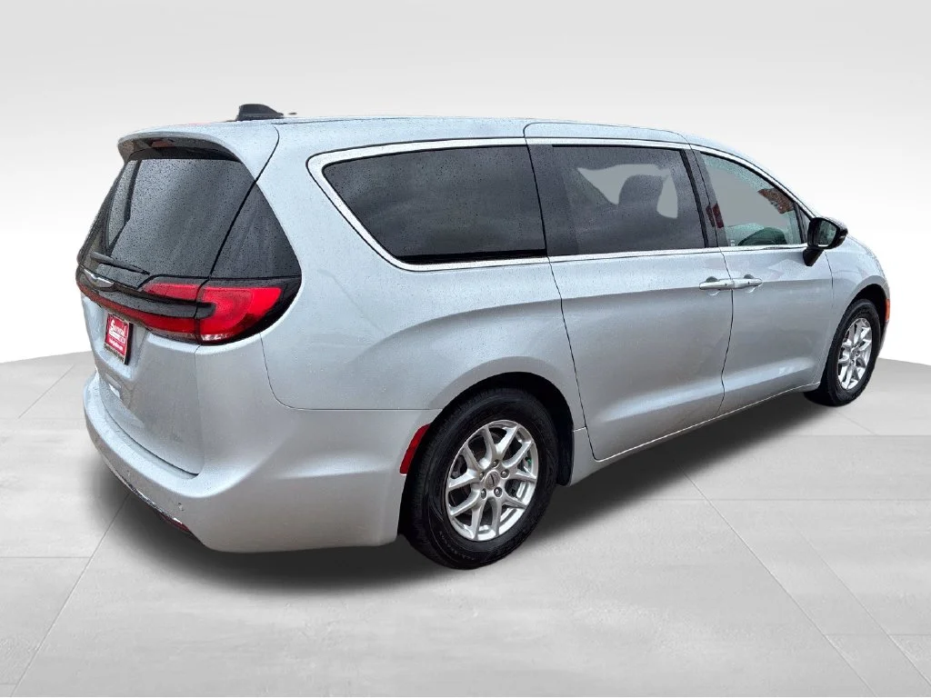 Used 2024 Silver Chrysler Touring L image 5