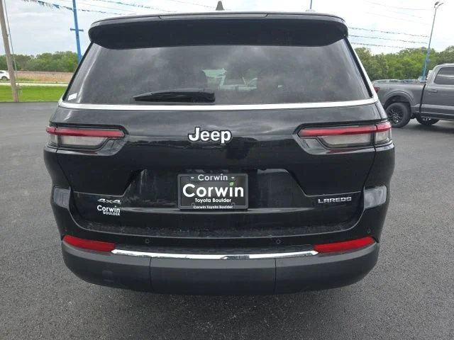 Used 2023 Diamond Black Jeep Laredo image 6