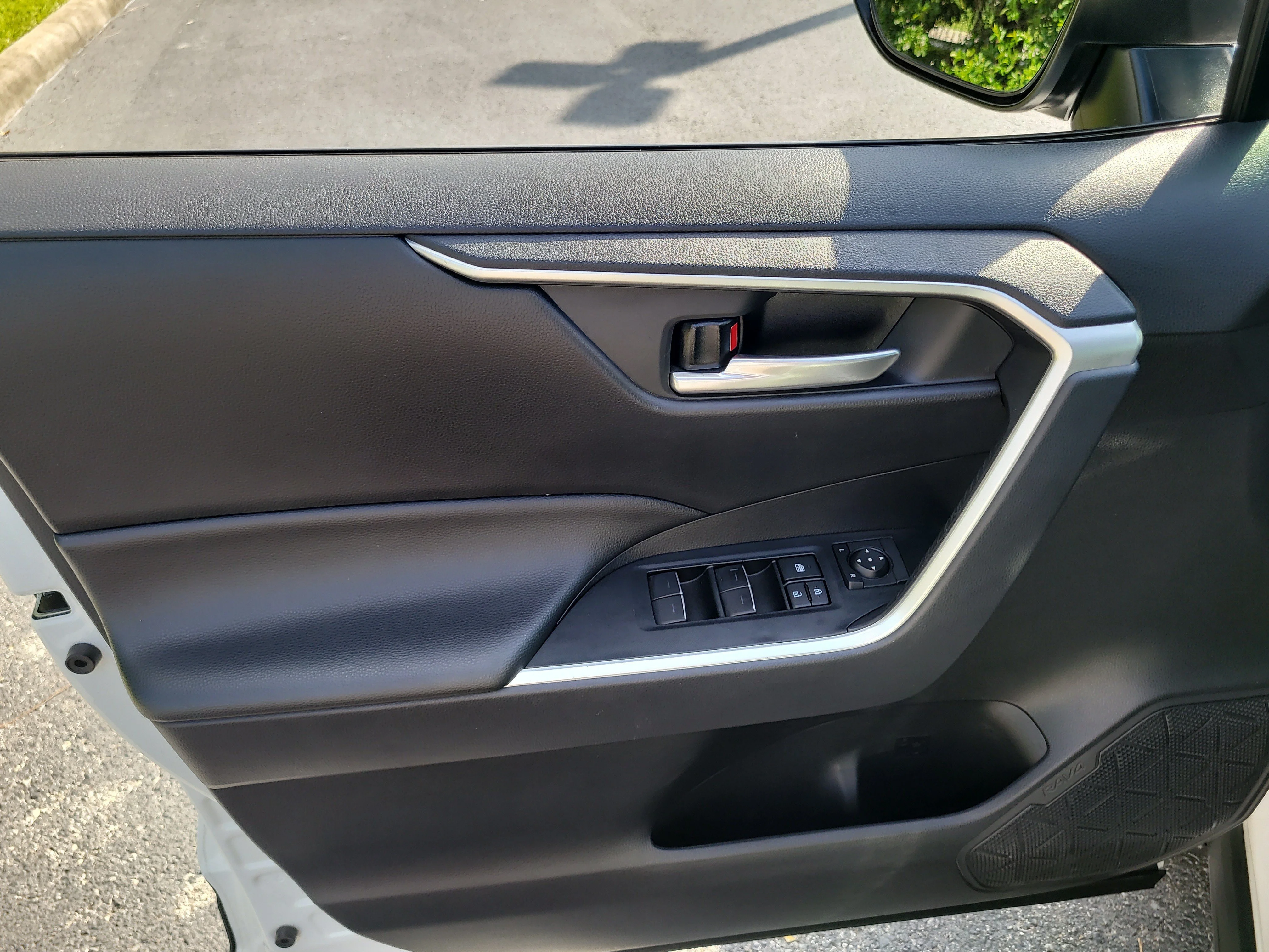 Certified Used 2025 Ice Toyota Hybrid XLE image 17