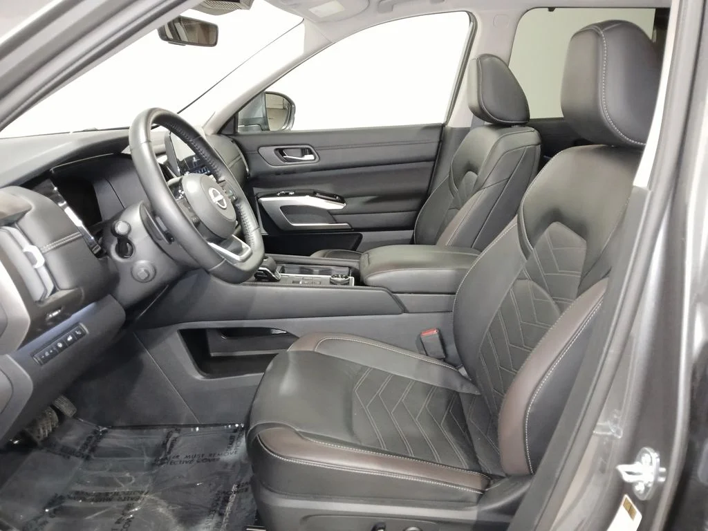 Used 2025 Gray Nissan Platinum image 10