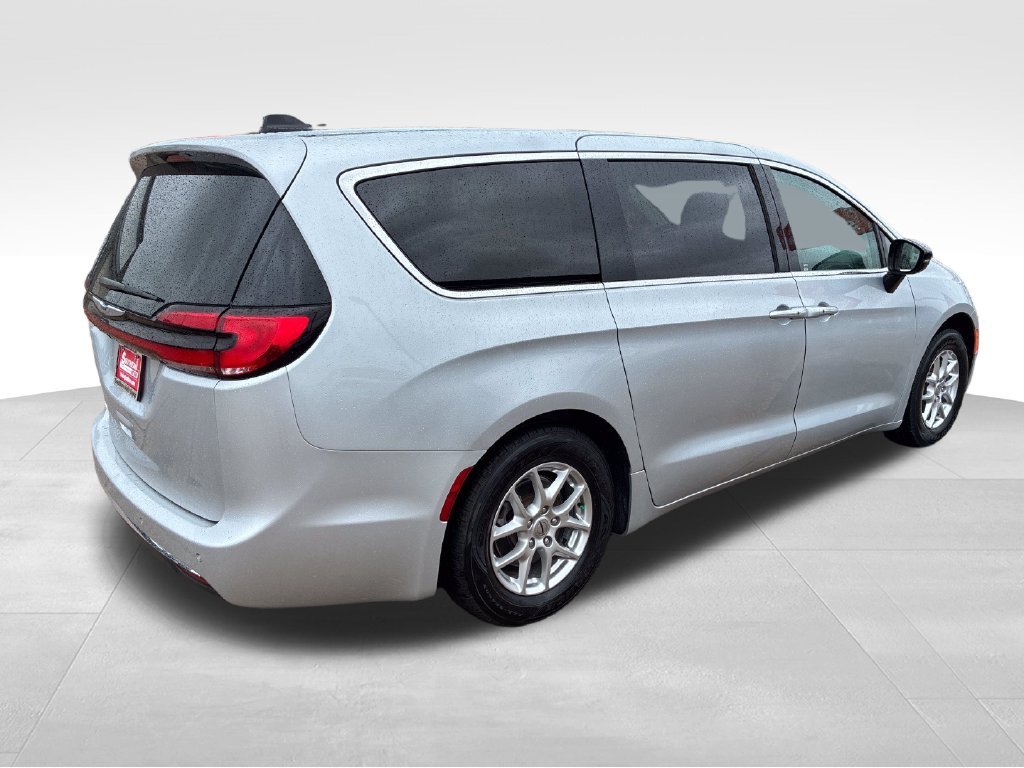 Used 2024 Silver Chrysler Touring L image 5