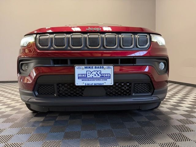 Used 2022 Velvet Jeep Latitude image 3