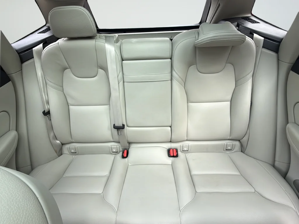 Used 2020 Silver Volvo T6 Momentum image 16