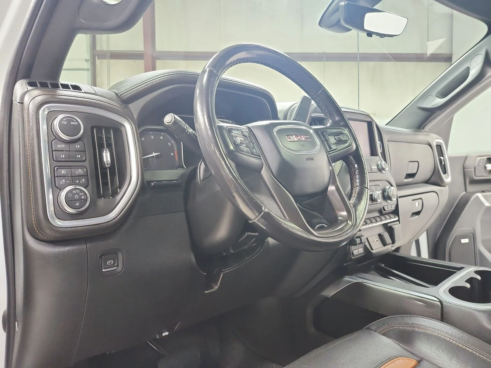 Used 2022 White GMC AT4 image 19
