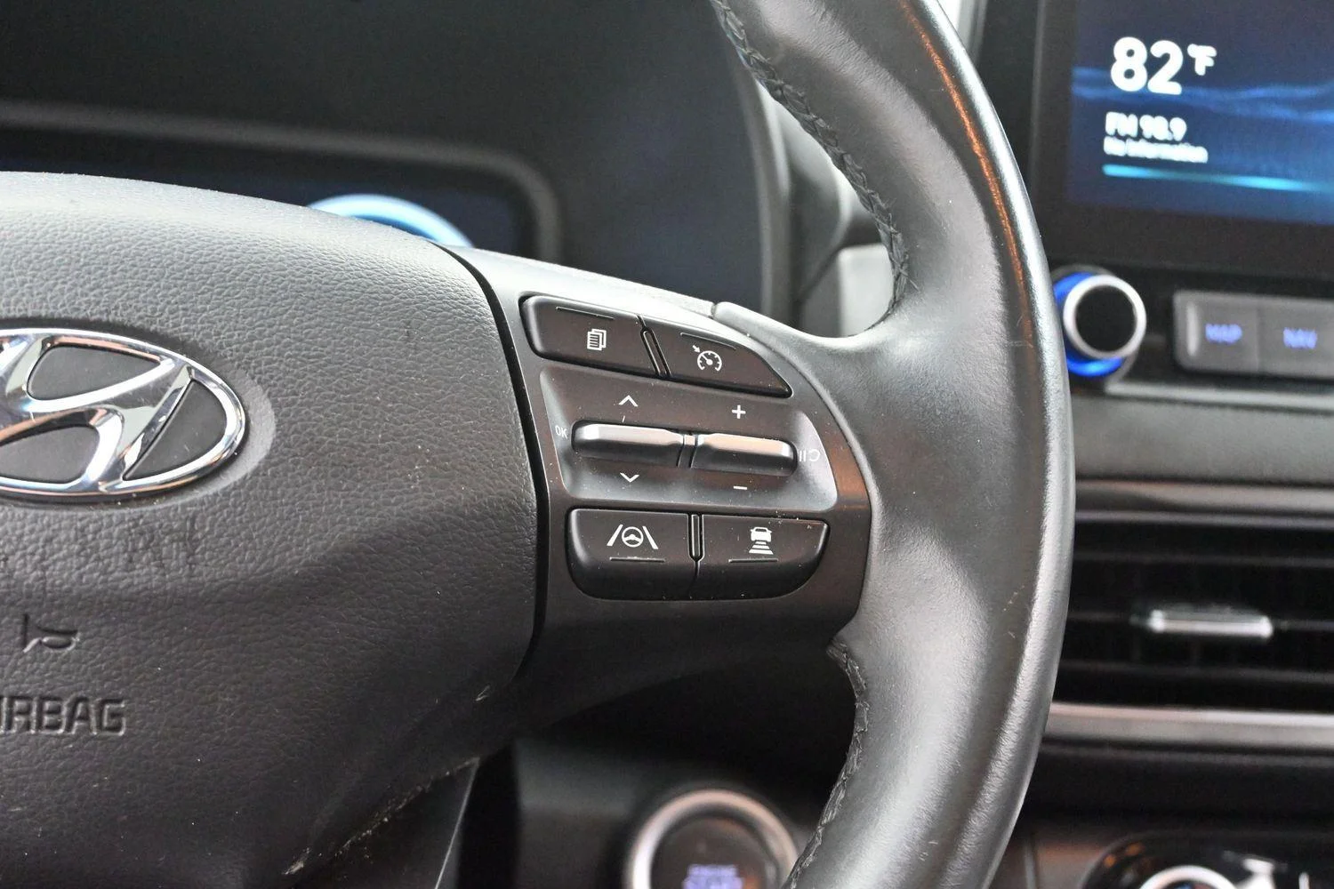 Used 2022 Thunder Gray Hyundai Limited image 15