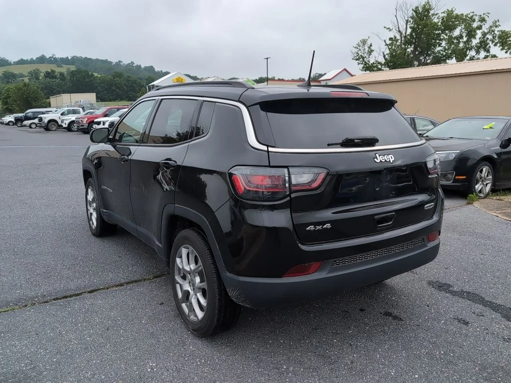 Certified Used 2022 Black Jeep Latitude Lux image 7