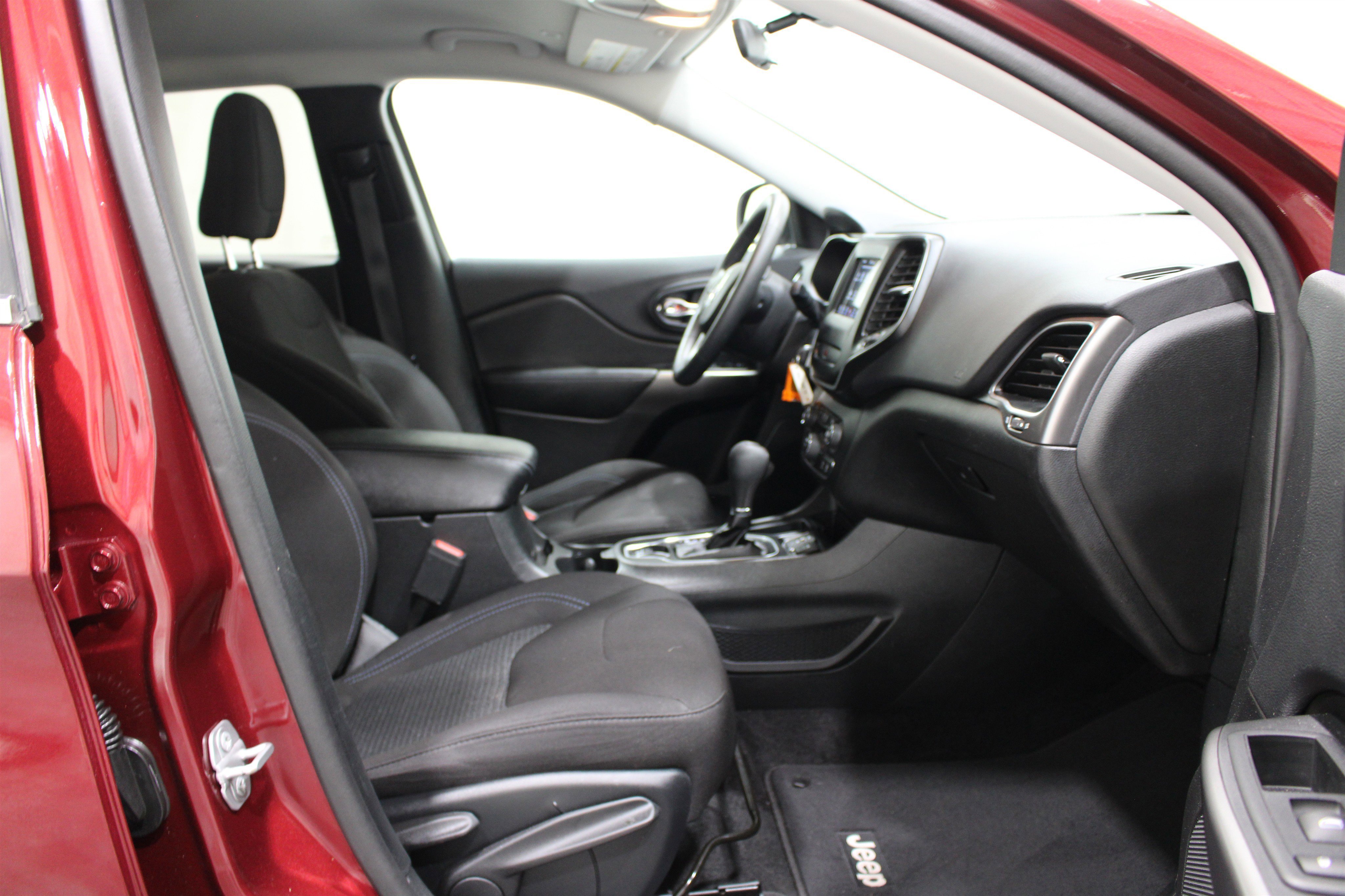 Used 2019 Velvet Red Pearlcoat Jeep Latitude image 22