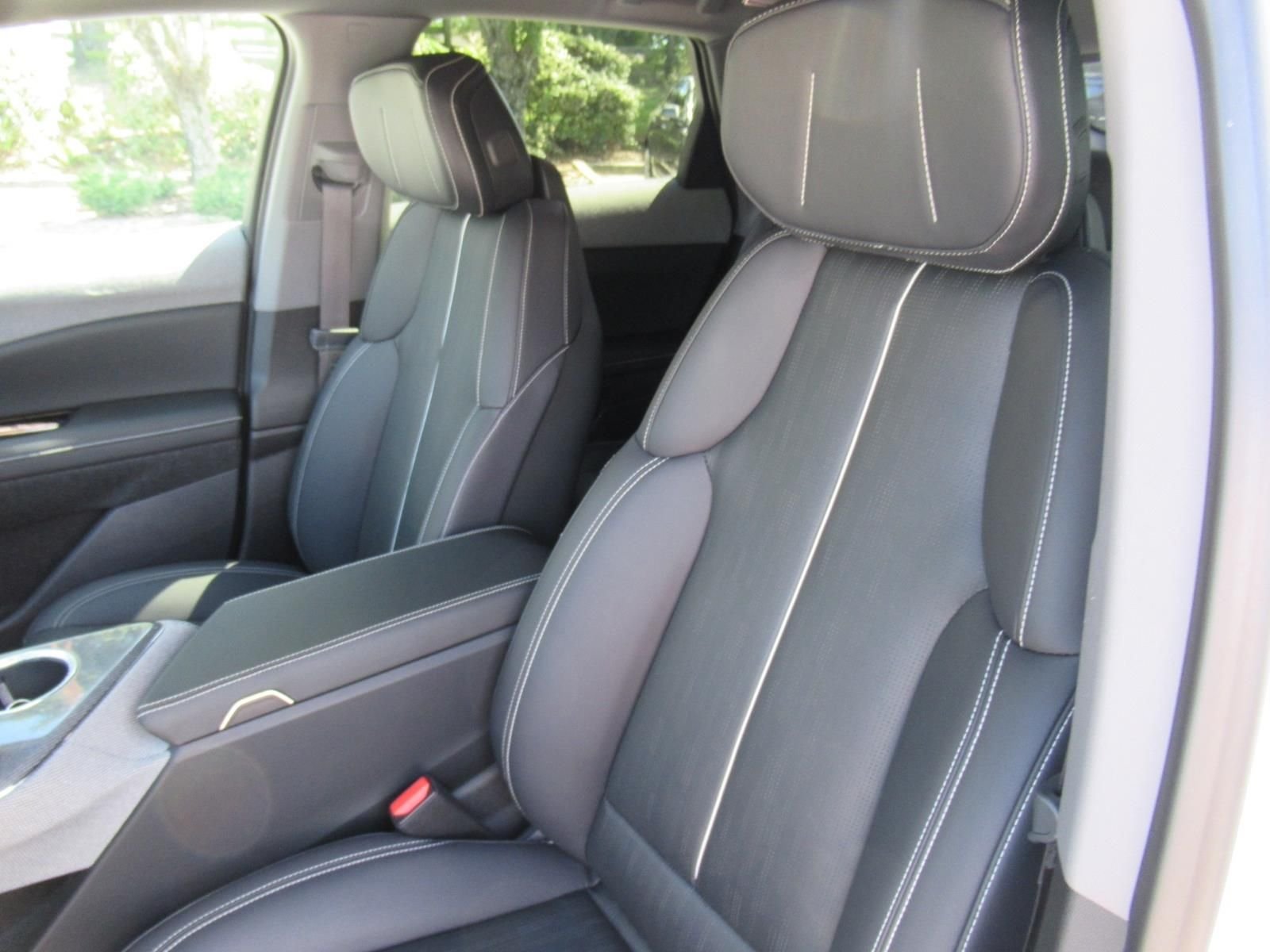 Used 2025 White Cadillac Luxury 2 image 18