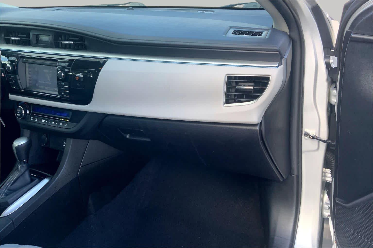 Used 2014 Classic Silver Metallic Toyota LE image 18