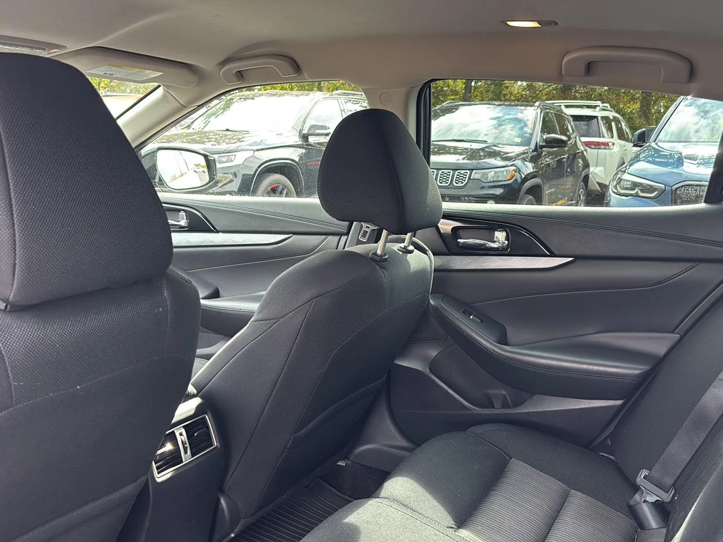 Used 2018 Pearl White Nissan S image 17