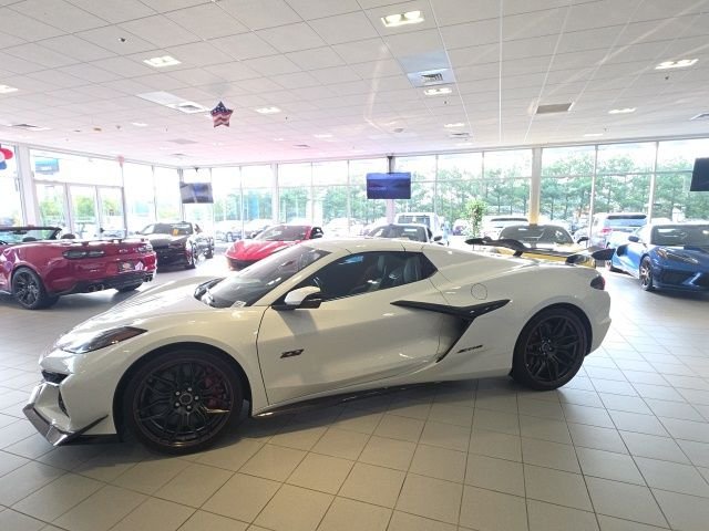 Used 2023 White Chevrolet Z06 image 3