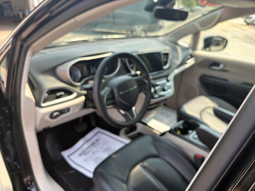 Used 2024 Black Chrysler Touring L image 16