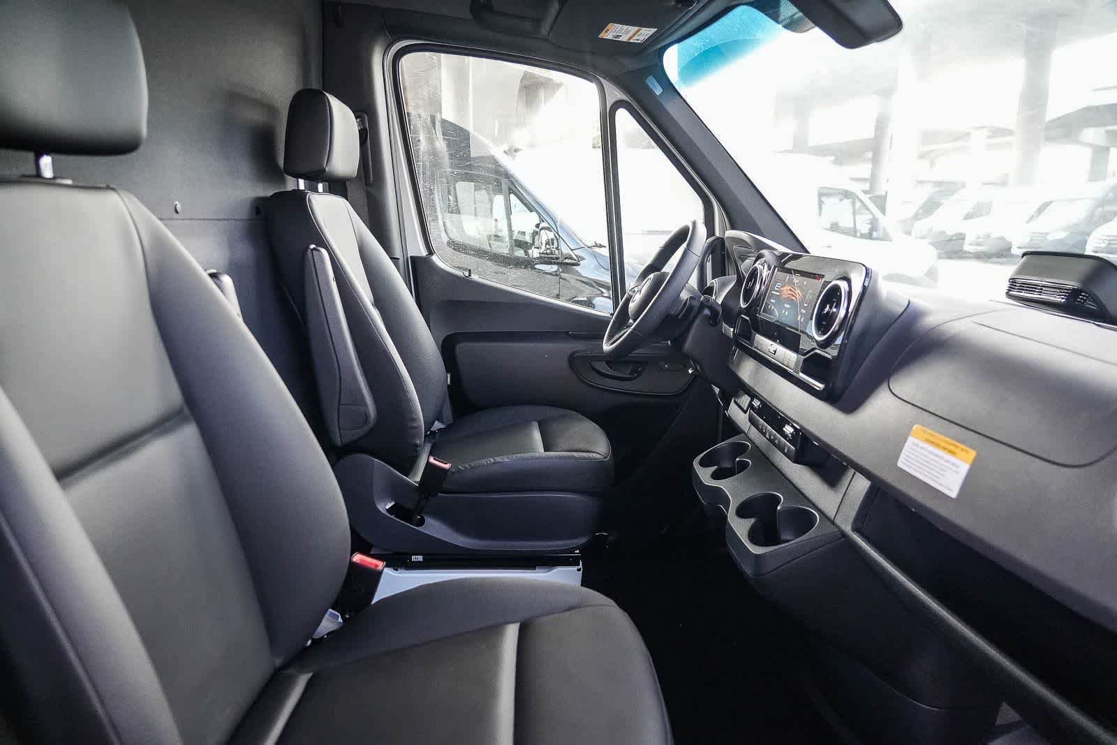New 2025 Arctic+White Mercedes-Benz Cargo 170WB High Roof 113kw Battery RWD HO Motor image 17
