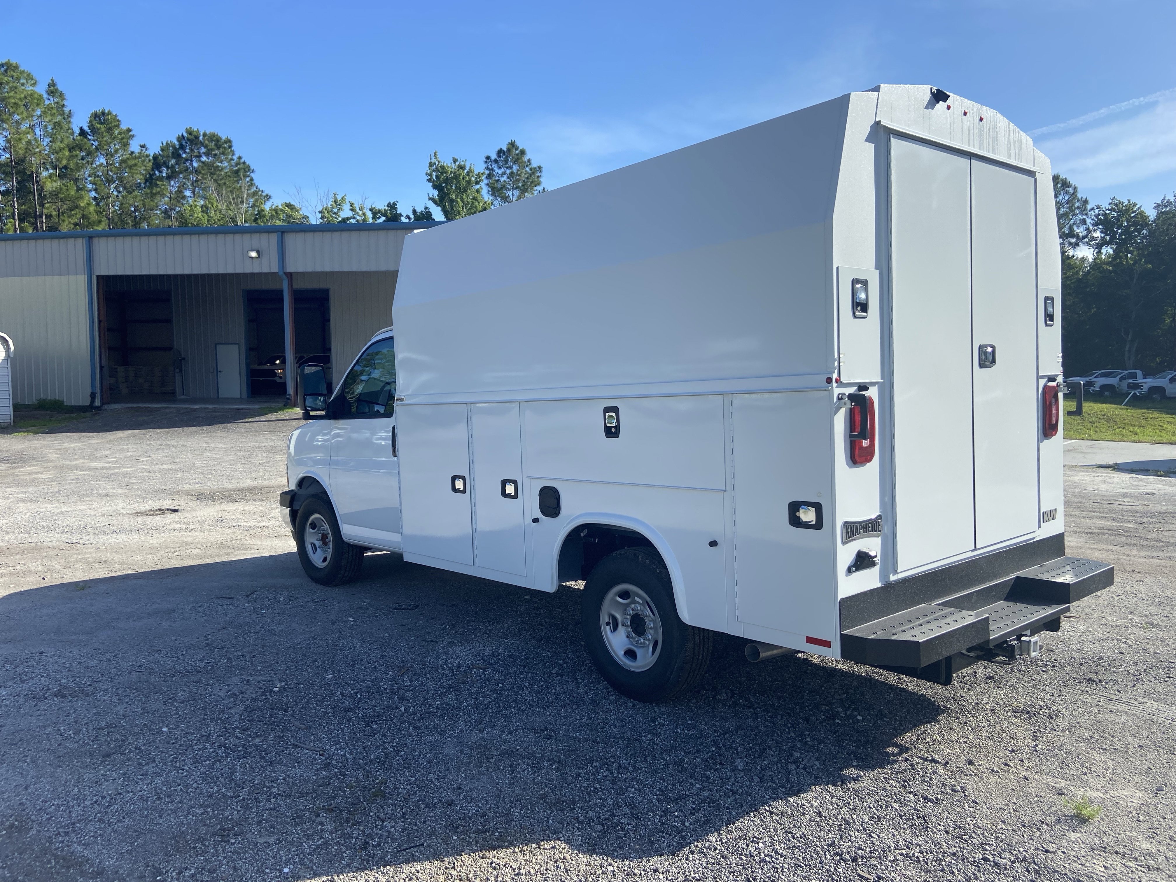 New 2026 Summit White Chevrolet 1WT image 3