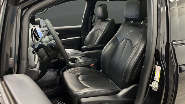 Used 2023 Brilliant Black Crystal Pearlcoat Chrysler Touring L image 9