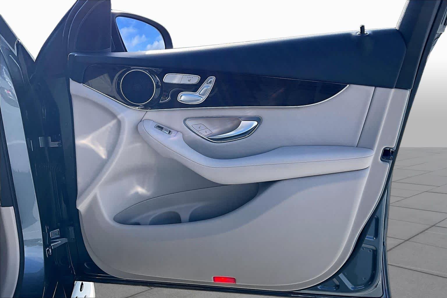 Used 2020 Selenite Grey Metallic Mercedes-Benz GLC 300 image 22