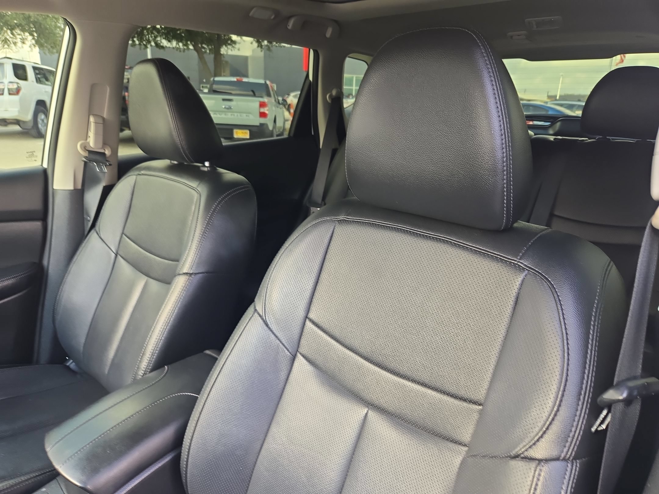 Used 2018 Pearl White Nissan SL image 9